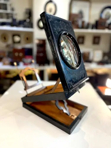 Graphoscope mono en bois noirci à décor de rinceaux et feuilles circa 1890