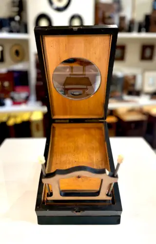 Graphoscope mono en bois noirci à décor de rinceaux et feuilles circa 1890