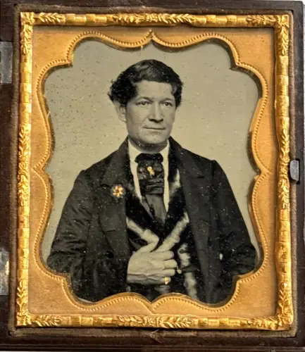 Union Case en relief aux symboles maçonniques,   Ambrotype d'un homme médaillé