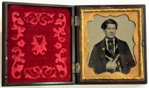 Union Case en relief aux symboles maçonniques,   Ambrotype d'un homme médaillé