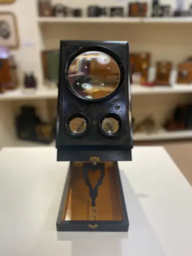 Graphoscope mono et stéréo en bois noirci à décor rinceaux avec feuillages