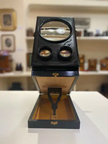 Graphoscope mono et stéréo en bois noirci à décor rinceaux avec feuillages