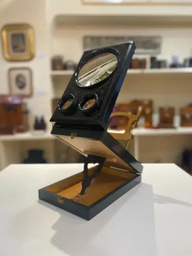 Graphoscope mono et stéréo en bois noirci à décor rinceaux avec feuillages