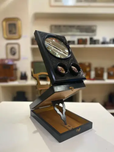 Graphoscope mono et stéréo en bois noirci à décor rinceaux avec feuillages