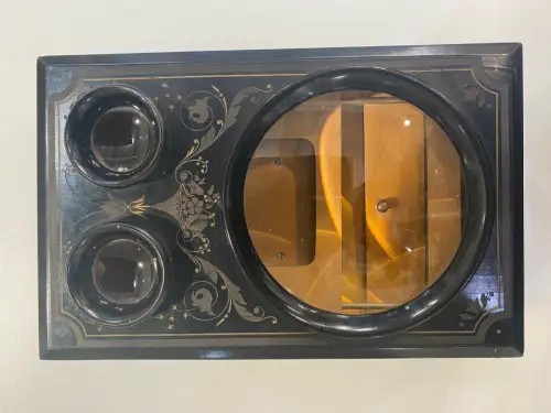 Graphoscope mono et stéréo en bois noirci à décor rinceaux avec feuillages