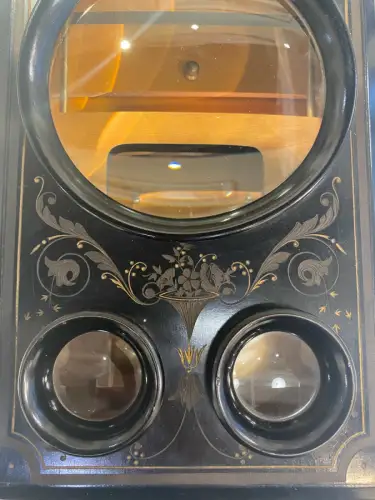 Graphoscope mono et stéréo en bois noirci à décor rinceaux avec feuillages