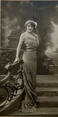 Studio TALBOT signé, Belle élégante en robe de soirée, Belle époque, Circa 1910