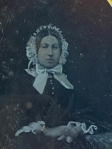 Ambrotype rehaussé à l'or - Portrait de femme à la coiffe dans son cadre en bois