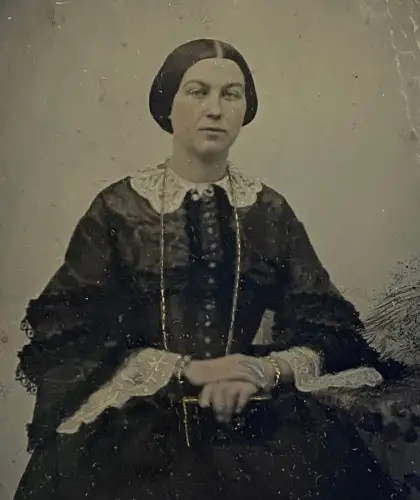 Ambrotype rehaussé à l'or - portrait de jeune femme  dans son cadre en bois