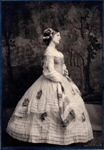 Tirage argentique d'époque "Modèle en costume 1850 " signé Bertram Park c.1920