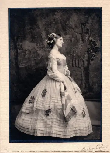 Tirage argentique d'époque "Modèle en costume 1850 " signé Bertram Park c.1920