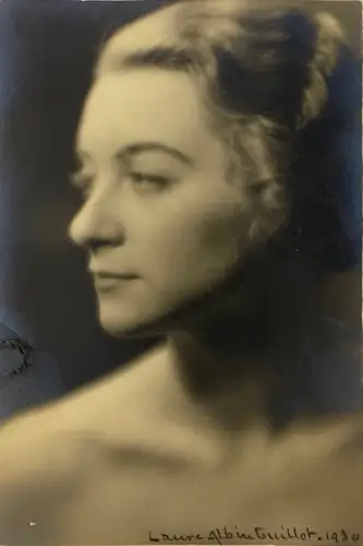 Laure ALBIN-GUILLOT, Portrait d'une jeune femme, signé et daté 1930