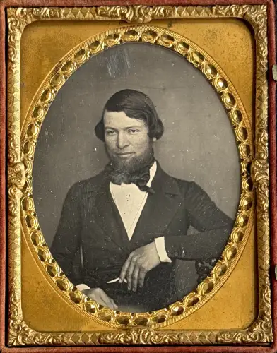 Daguerréotype Homme souriant,  Union Case A.P.Critchlow  & Co c.1860