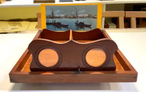 Coffret visionneuse stéréoscopique en bois verni vintage view camera c.1860