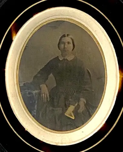 Ambrotype "Jeune femme au livre" rehaussé à l'or circa 1870 vintage photography