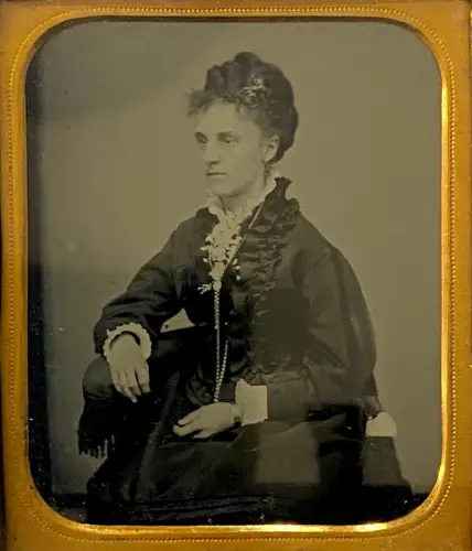 Ambrotype "Portrait de femme au sautoir de perles" cadre bakélite c. 1900