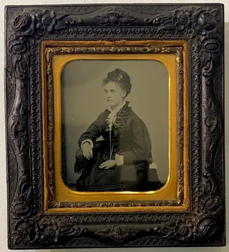 Ambrotype "Portrait de femme au sautoir de perles" cadre bakélite c. 1900