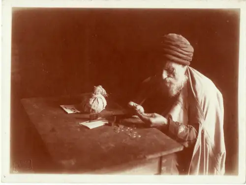 Vendeur de Monnaie, Tunis par LENHERT & LANDROCK Tirage argentique circa 1905