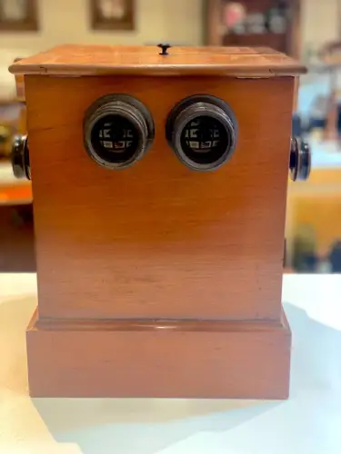 Borne Visionneuse en Acajou et 12 vues "scènes galantes"