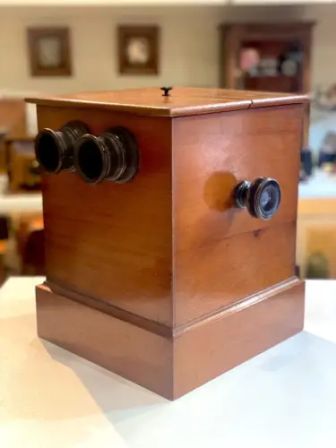 Borne Visionneuse en Acajou et 12 vues "scènes galantes"