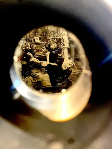 Borne Visionneuse en Acajou et 12 vues "scènes galantes"