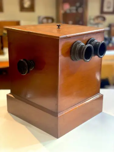 Borne Visionneuse en Acajou et 12 vues "scènes galantes"