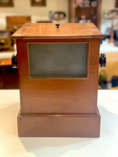 Borne Visionneuse en Acajou et 12 vues "scènes galantes"