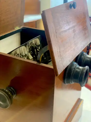 Borne Visionneuse en Acajou et 12 vues "scènes galantes"