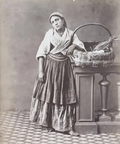 Giorgio SOMMER (1834-1914) La marchande d'oeufs, Naples c. 1870 Tirage albuminé