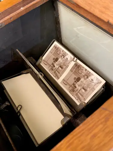 Stéréoscope de table parqueté avec 49 nus stéréo circa 1890