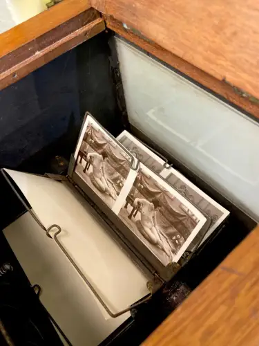 Stéréoscope de table parqueté avec 49 nus stéréo circa 1890