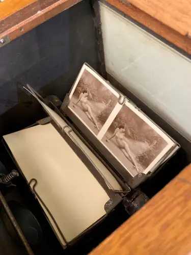 Stéréoscope de table parqueté avec 49 nus stéréo circa 1890