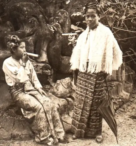 Vue stéréo tirage albuminé, Filles birmanes aux cigares - H. C. White Co. 1900