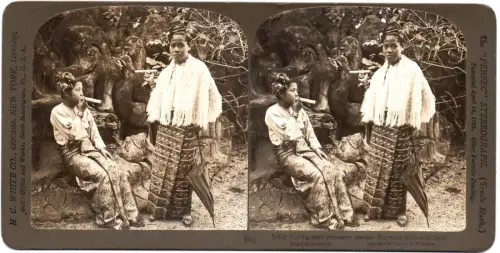 Vue stéréo tirage albuminé, Filles birmanes aux cigares - H. C. White Co. 1900