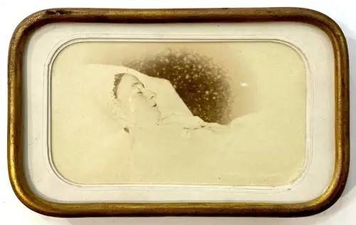 Post-Mortem "Femme à coiffe" par Bertall Carte de Visite encadrée c.1870