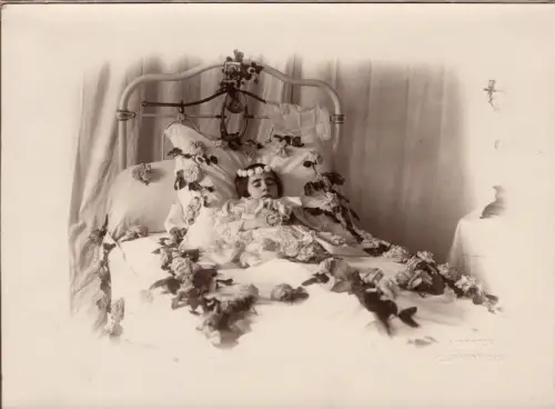 Post-Mortem "Jeune fille aux roses" par J.Hertog Clermont(oise)