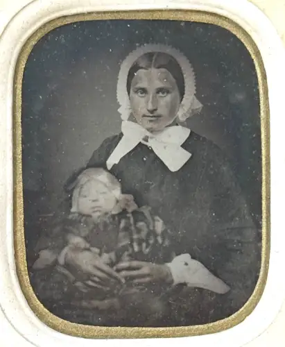 Ambrotype Post-Mortem Portrait d'un nourrisson avec sa mère  circa 1855