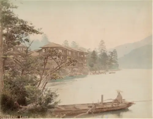 KUSAKABE KIMBEI Lac Chiuzenji, Nikko  c. 1880 Tirage albuminé aquarellé d'époque