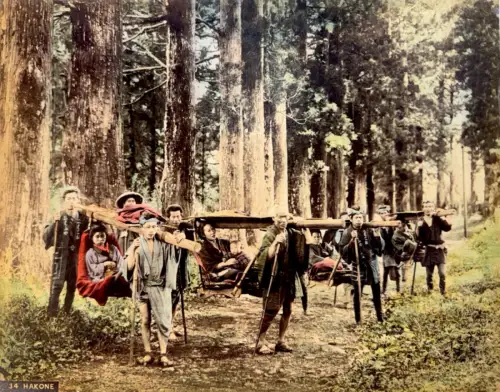 Kusakabe KIMBEI, Tirage albuminé acquarelé Les porteurs de palanquin circa 1880