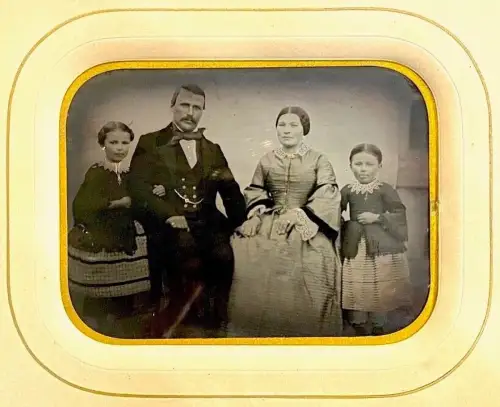 Ambrotype d'une famille de qualité dans son cadre Napoléon III circa 1860