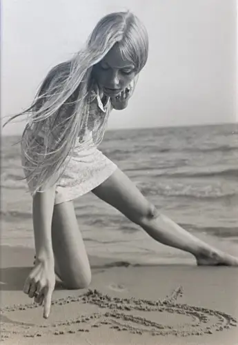 Jeune fille au coeur - tirage argentique d'époque - circa 1970 Photo Vintage