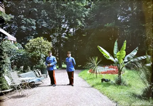Autochrome LUMIERE & FILS, "Militaires au jardin" c. 1915 photographie Vintage