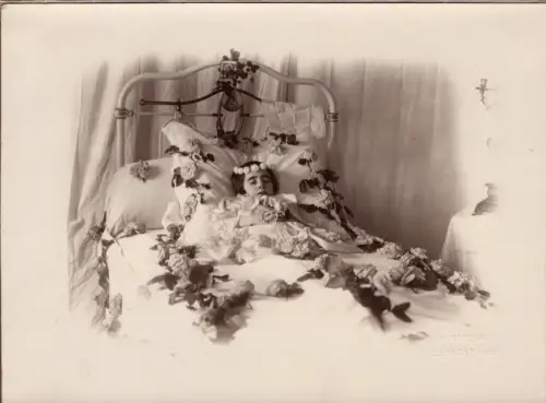 Post-Mortem "Jeune fille aux roses" par J.Hertog Clermont(oise)