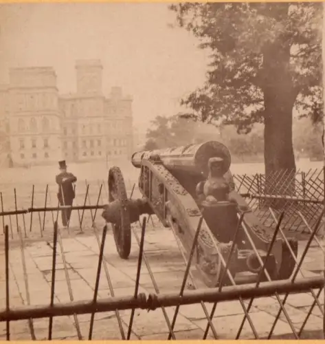 Carte stéréo  "Canon Turc exposé à Horse Guards Parade, London"  circa 1860