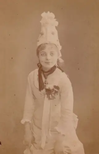 Portrait de l'actrice et soprano Juliette Simon-Girard par NADAR cira 1878