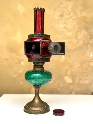 Lampascope boule LAPIERRE sur lampe à pétrole circa 1870 Lanterne magique
