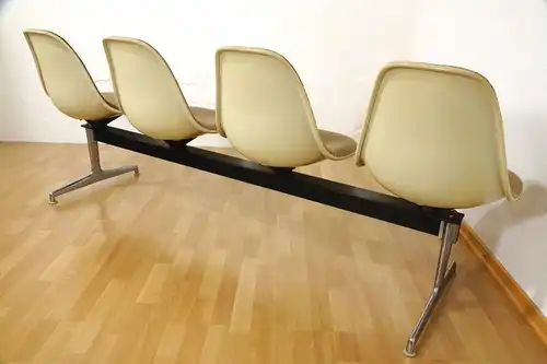 Tandem Sitzbank 4x Fiberglas Sidechair Charles Eames für Herman Miller 60er Jahre