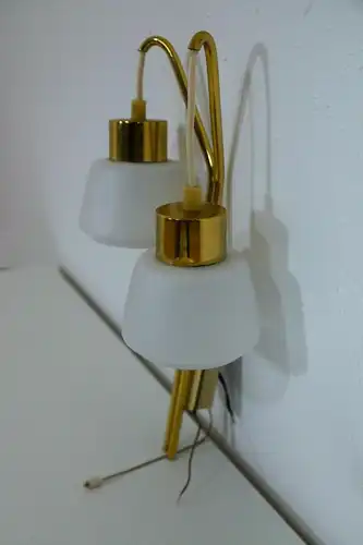 Sconce wandlampe mit hängenden leuchtstellen glas weiss vermessingt 50er 60er