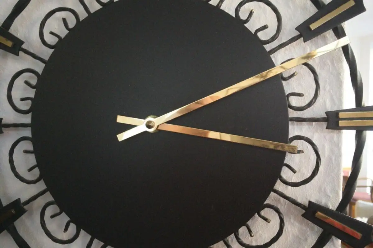 Vintage JUNGHANS Wanduhr in Schwarz und Gold, Mid Century Uhr | 60er Jahre 1