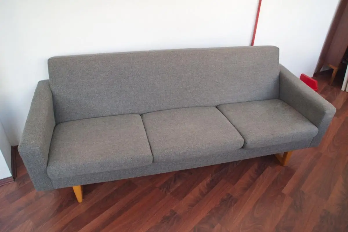 Teaksofa 3-Sitzer Sofa mit Teak Gestell und grauem Stoff aus Schweden 60er Jahre 1